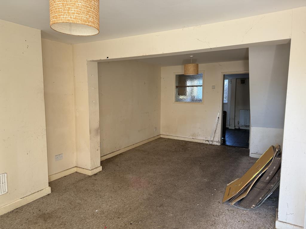 Lot: 158 - TERRACE HOUSE FOR IMPROVEMENT - Living and dining room